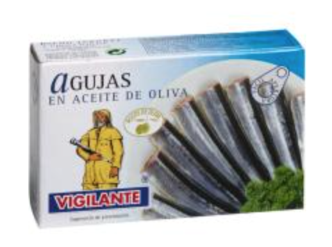 Ensalada de lechugas variadas, pepino y tomates cherry con agujas en conserva y boniatos.